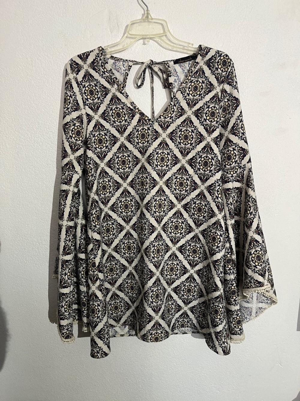 SWANK Black & Cream Long Sleeve Tie-Back Printed Top